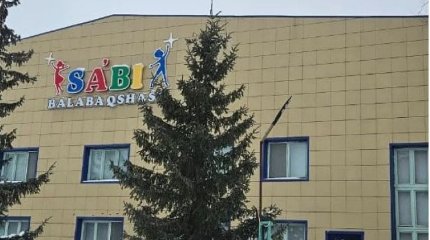 Шкаф упал на детей в детсаду Уральска: четверо малышей пострадали