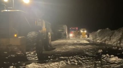 Трассу «Самара-Шымкент» не могут расчистить из-за брошенных в снегу машин