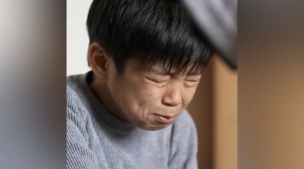 Бетперде киген жігіт тағы бір отбасыға үй сыйлады