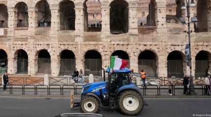 Итальянские фермеры устроили протест на тракторах перед Колизеем в Риме