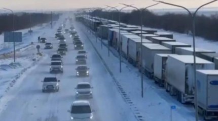 Ақтөбе облысындағы тас жолда 30 шақырымдық көлік кептелісі пайда болды