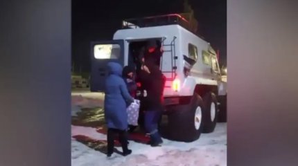 Спасатели Актобе вывезли из занесённых поселков рожениц