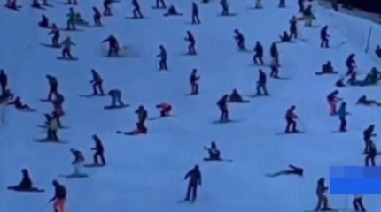 Пьяные лыжники заблокировали собой склон в Австрии.