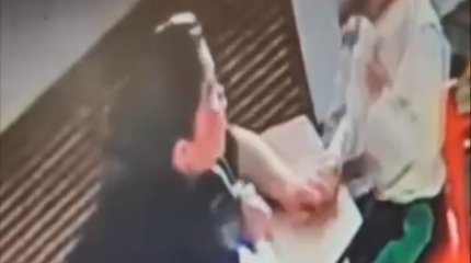 Мүгедек баланы ұрып-соққан мұғалімнің әрекеті камераға түсіп қалған