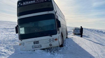 Автобус с иностранцами вылетел в кювет в Костанайской области