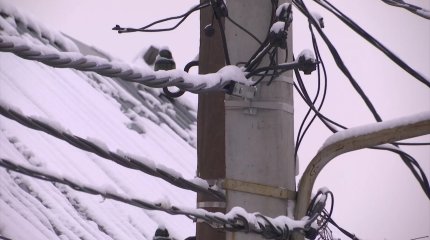 «Бір сағаттан астам ілініп тұрды»: Алматыда электрик бағана үстінде тоққа түсіп, көз жұмды