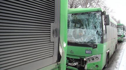 Алматыда үш автобус пен бір жеңіл көлік жол апатына ұшырады, зардап шеккендер бар