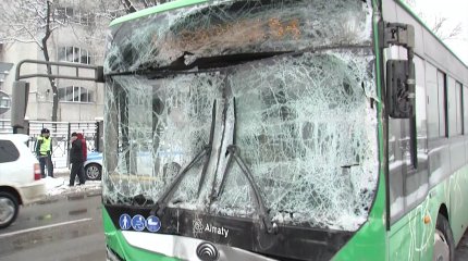 14 алматинцев попали в больницу с травмами после массовой аварии