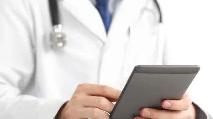 "Жүрегі тоқтаған": оралдық дәрігер ұшақта ерекше әрекет жасады