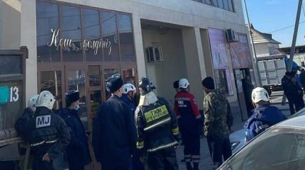 Шымкентец облился бензином и угрожает поджечь себя из-за тойханы, - СМИ