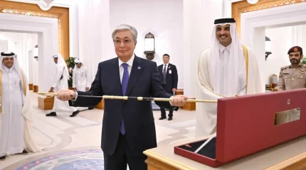 Президентке Қатар Мемлекетінің негізін қалаған шейх Джасим бен Мұхаммед бен Тәнидің қылышы табысталды