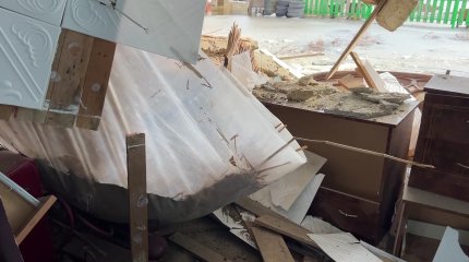 Атырауда жаңбыр мен қар суынан үйлер суға кетіп, баспана құлап жатыр