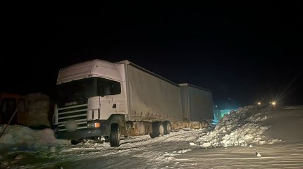 Большегруз застрял в снежном заносе и заблокировал движение на трассе в ВКО