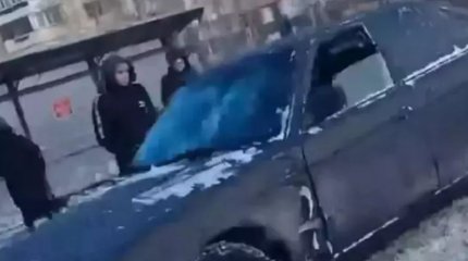 Павлодарда аялдамада автобус күтіп тұрған адамдарды көлік қағып кетті