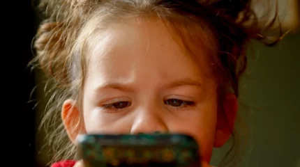 4-5 жастағы балалар TikTok-та күніне 1 сағаттан артық отырады