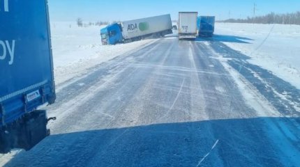 Большегрузы 12 дней стоят на трассе в Актюбинской области