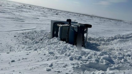 Семей-Өскемен тас жолында "Газель" көлігі аударылған