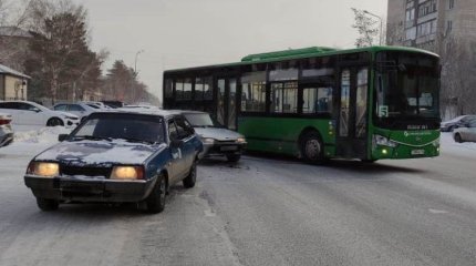 Павлодарда жолаушылар автобусы автокөлікпен соқтығысты