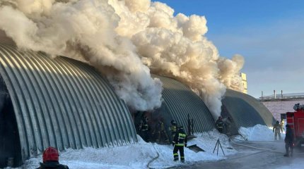 В Астане утром загорелся мебельный цех