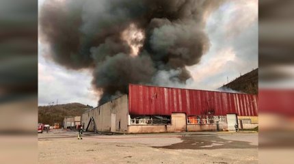 Предприятие с 900 тоннами литиевых батарей горит во Франции