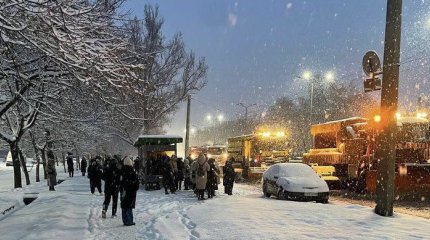 Снегопад «запечатал» движение в Алматы