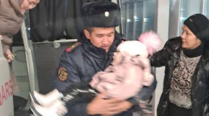 Почти 200 человек спасли с заметённых трасс на юге Казахстана