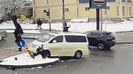 “Пил кумыс”: пьяный водитель без прав протаранил светофор в Шымкенте