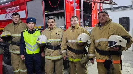 Алматыда өртеніп жатқан үйден 17 адам құтқарылды