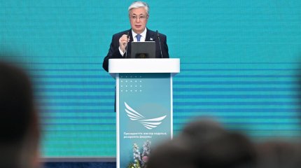 Дефицит сильных специалистов ощущается на государственной службе, - Токаев