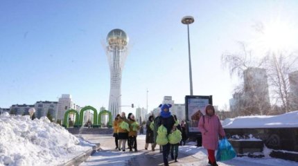 Тёплые шарфы связали волонтеры для коммунальщиков Астаны