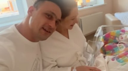 Илья Ильин показал новорожденную дочь