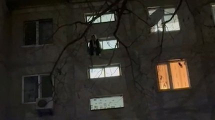 Шымкентте жасөспірім қыз 4-қабаттан секірмекші болды