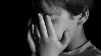 "Басынан күрекпен ұрған": Қарағандыда 3 жасар баланы өгей әкесі аяусыз ұрып-соққан