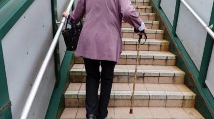 Лифт жұмыс істемеген: Оралда зейнеткер әйел 8-қабатқа жаяу көтеріліп, көз жұмды