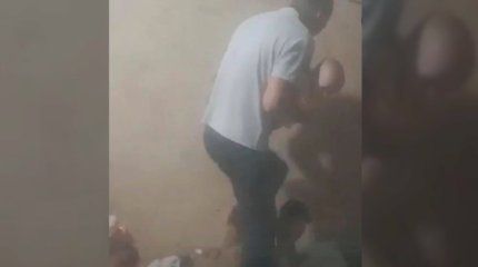 "Баланы бақыртып тепкілеп жатыр": желіде сұмдық видео тарады