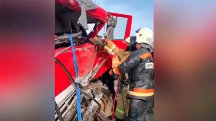 Түркістан облысында екі жүк көлігі соқтығысып, екі адам кабинада қысылып қалды