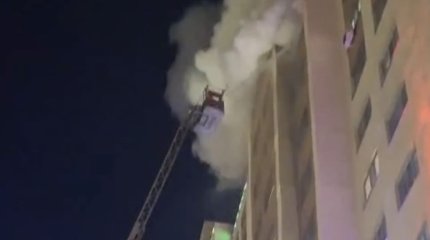 Пожар разгорелся в высотке Астаны