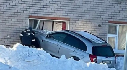 В Хромтау машина врезалась в коттедж