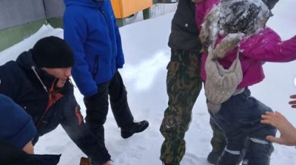 Девочка упала в колодец в Костанае: прохожего, который ее спас могут наградить