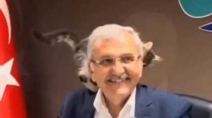 Котёнок прервал выступление мэра одного из городов Турции