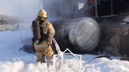 Қарағандыда құтқарушылар өмірлерін қатерге тігіп, өрттен 66 газ баллонды алып шықты