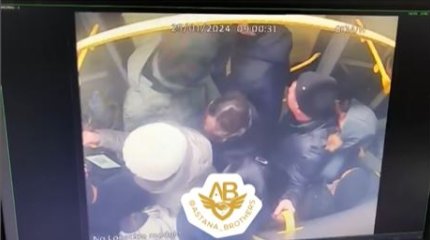 В Астане женщина на ходу выпала из автобуса