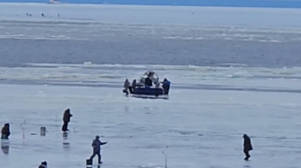 35 рыбаков унесло на отколовшейся льдине