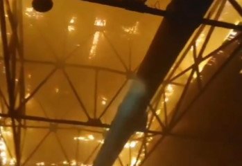 Крупный пожар на заводе в центре Караганды пытаются потушить спасатели