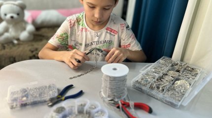 Девятилетний школьник из Семея прославился на изготовлении национальных украшений