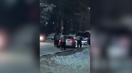 В центре Алматы молодые люди выясняли отношения с помощью арматуры