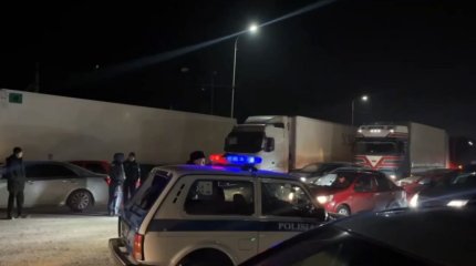 Около 300 автомобилей скопилось на трассе в Жамбылской области