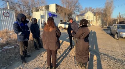 Атырауда мектеп құрылысымен айналысатын компания жұмысшылары жалақы ала алмай жүр