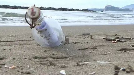 Теңізден шөлмекке салынған хат тауып алған Италия тұрғыны оны жазған баланы іздеп тапты