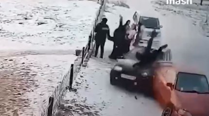 Машина влетела в группу школьников: двое пострадали